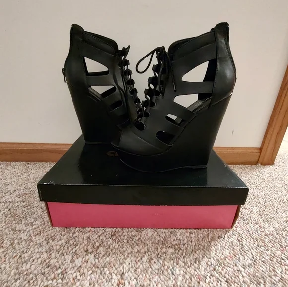 Wedge Heels - Picture 2 of 4